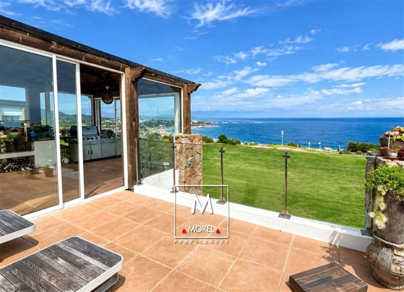 Con vista despejada al mar y el campo de golf. Living y comedor unidos, terraza amplia la cual tiene un sector cerrado c